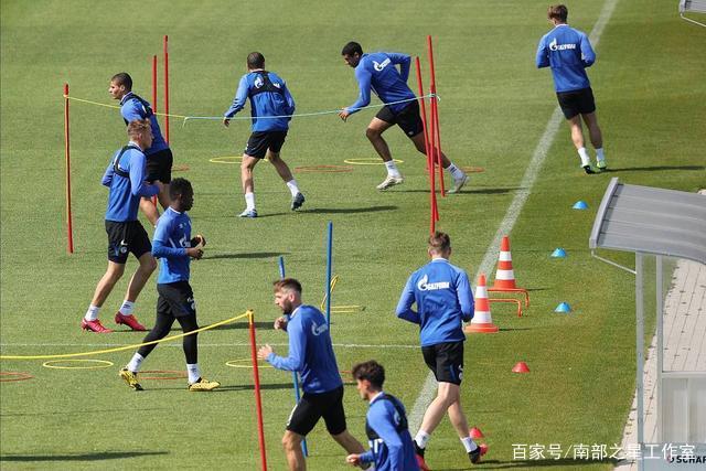 亚运会：链球赛场上的胜利与自信